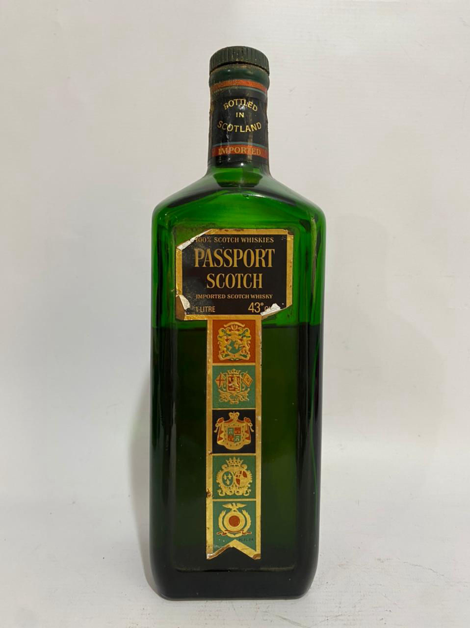 UMA ANTIGA GARRAFA DE WHISKY PASSPORT SCOTCH - CONTEUDO CONFORME