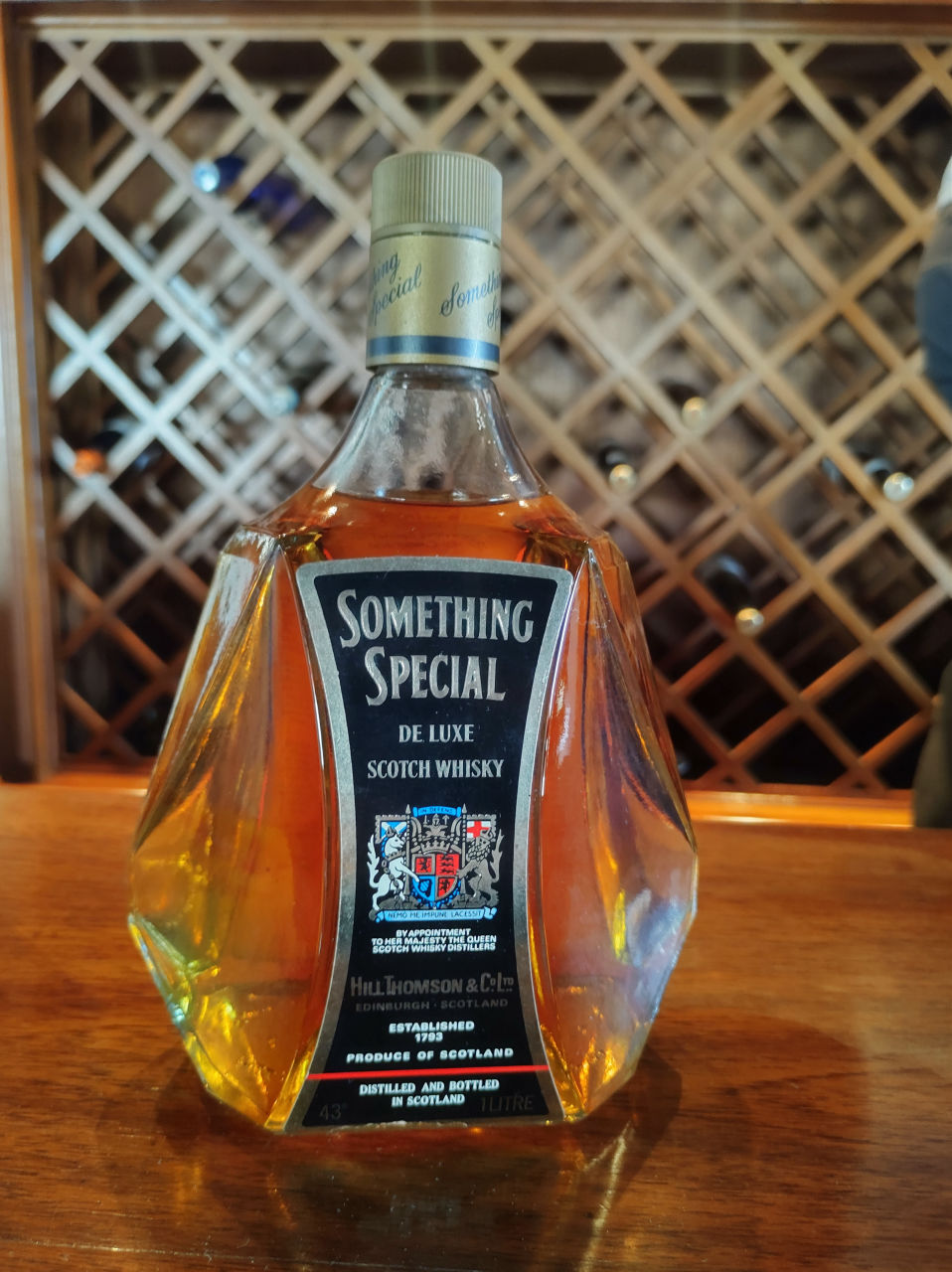 Whisky Something Special - lacrado com 1 litro - REUZO LEILÕES